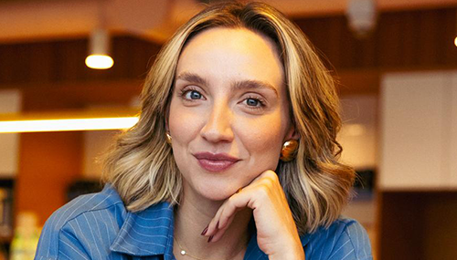 Sessão de autógrafos com Alana Anijar